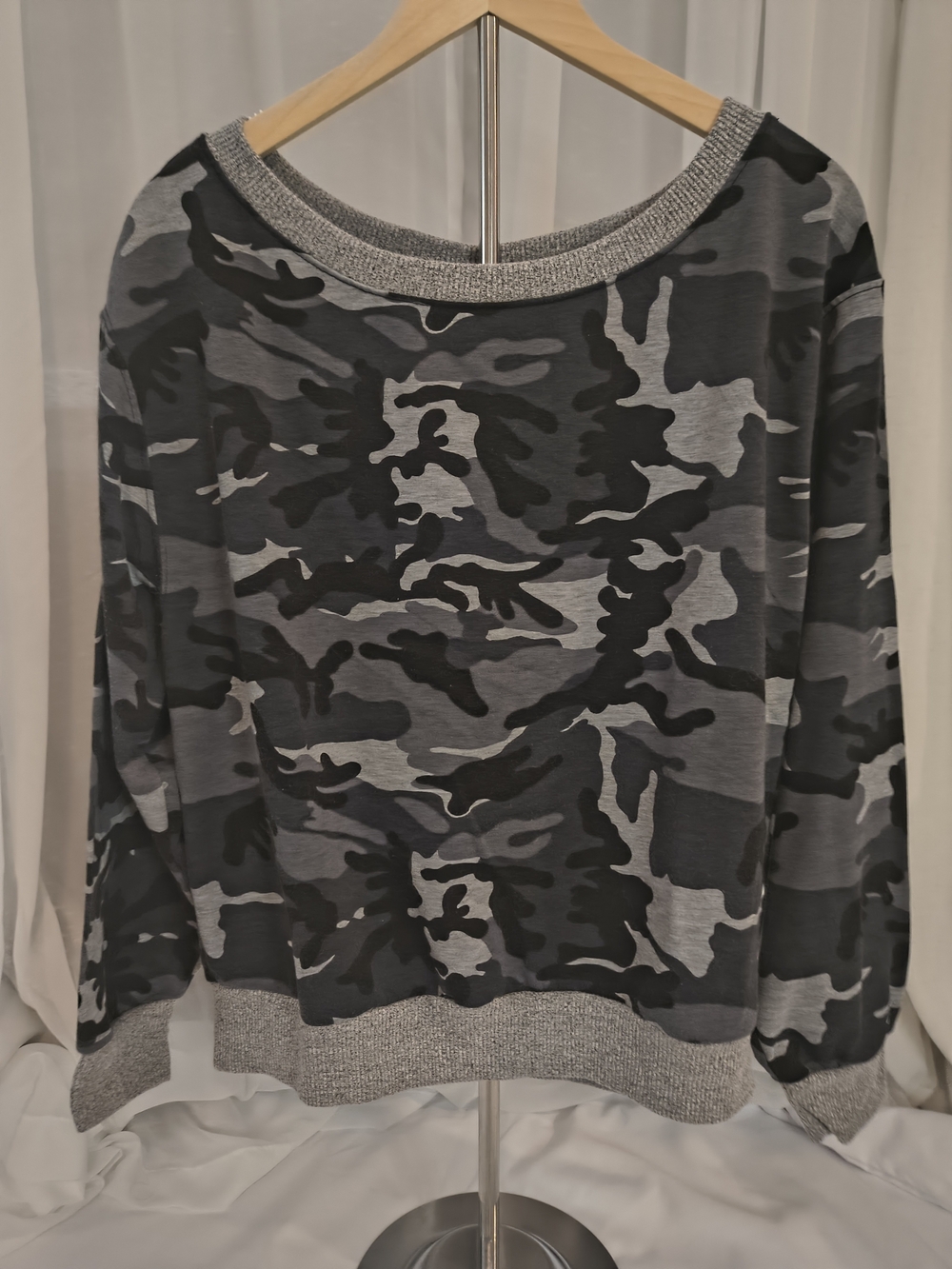 Horizon Women's Gray Camo Crewneck Lightweight Sweatshirt
